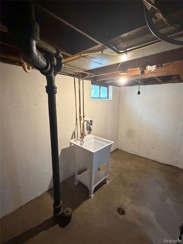 2079 Mclain Avenue, Lincoln Park, MI 48146