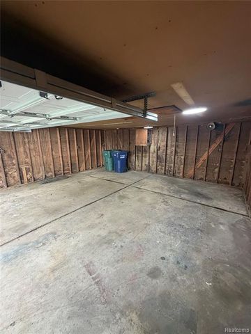 2079 Mclain Avenue, Lincoln Park, MI 48146