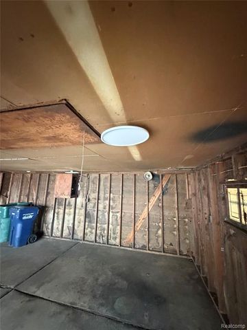 2079 Mclain Avenue, Lincoln Park, MI 48146