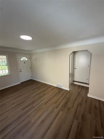 2079 Mclain Avenue, Lincoln Park, MI 48146