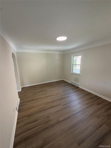 2079 Mclain Avenue, Lincoln Park, MI 48146