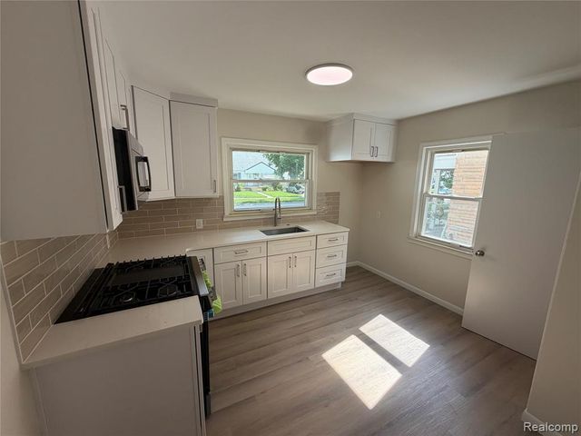 2079 Mclain Avenue, Lincoln Park, MI 48146