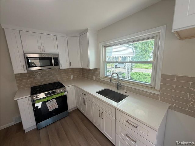 2079 Mclain Avenue, Lincoln Park, MI 48146