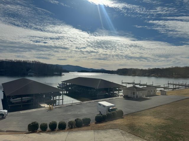 1273 Graves Harbor Trl Apt 318, Huddleston, VA 24104