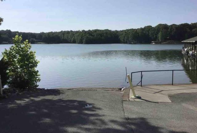 1273 Graves Harbor Trl Apt 318, Huddleston, VA 24104