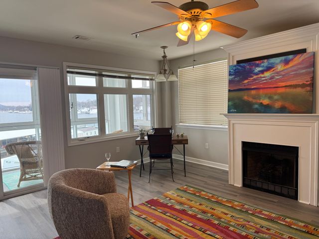 1273 Graves Harbor Trl Apt 318, Huddleston, VA 24104