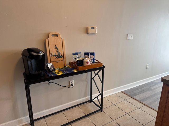 1273 Graves Harbor Trl Apt 318, Huddleston, VA 24104