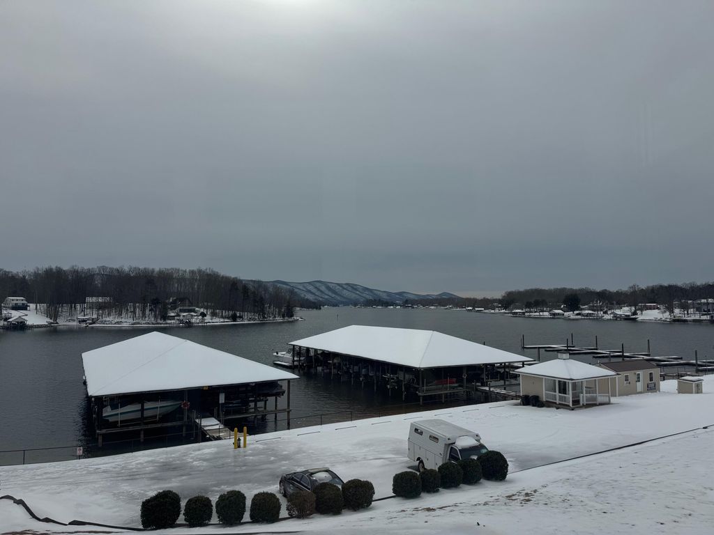 1273 Graves Harbor Trl Apt 318, Huddleston, VA 24104