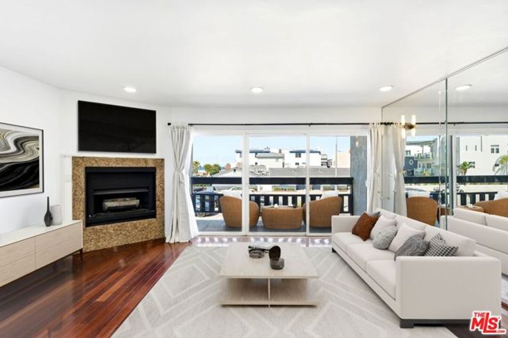 320 Hermosa Avenue 102, Hermosa Beach, CA 90254