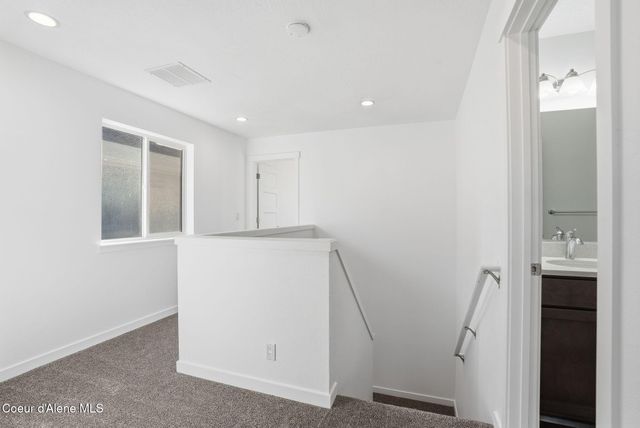 1428 N Michigan Ln, Greenacres, WA 99016