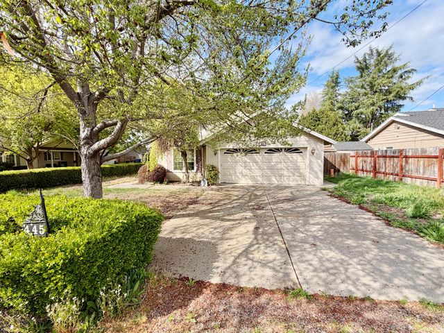 445 Midway Road, Medford, OR 97501