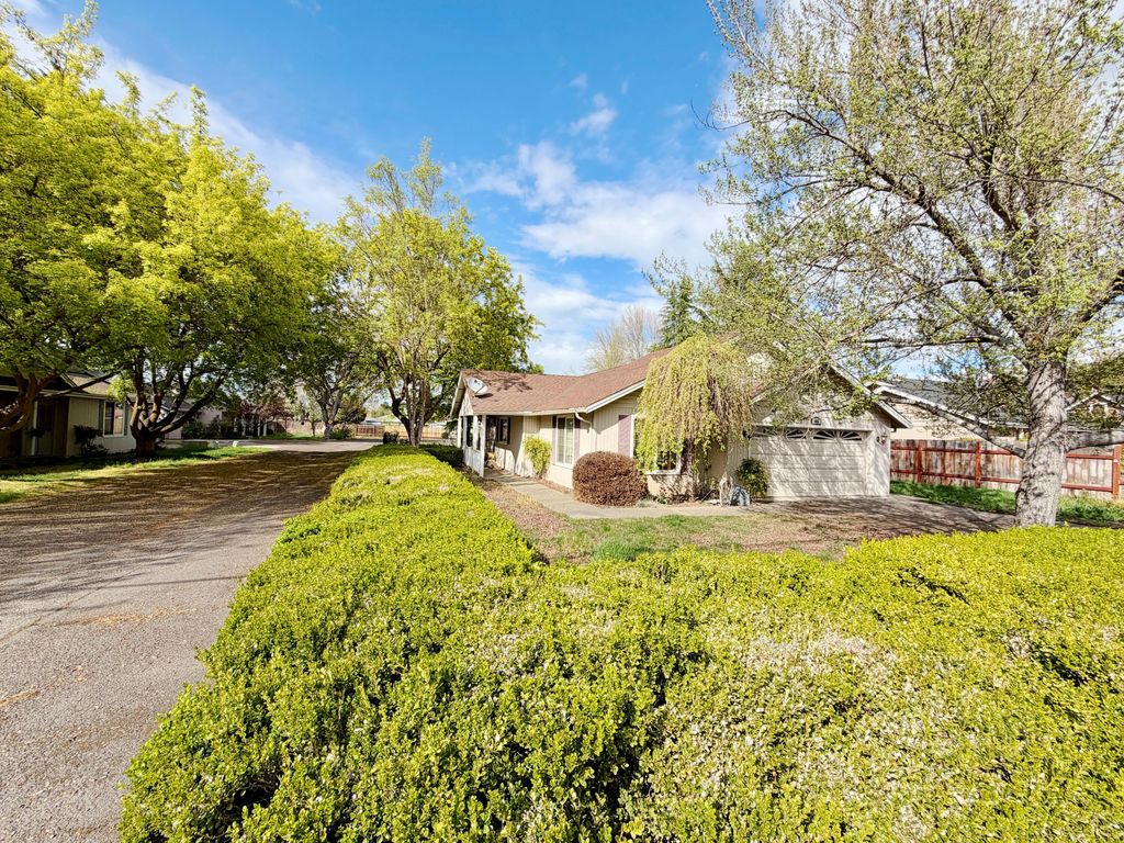 445 Midway Road, Medford, OR 97501