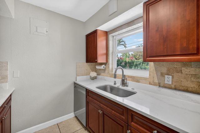 4781 NE 4th Avenue, Oakland Park, FL 33334