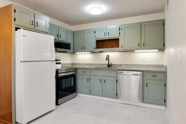 1920 Tracy Drive 12, Bloomington, IL 61704