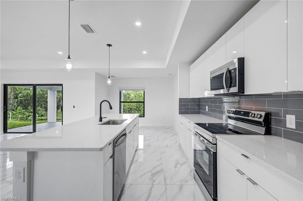 Image 10 of property listing at 523 Wilmington PKWY, Cape Coral, FL 33993