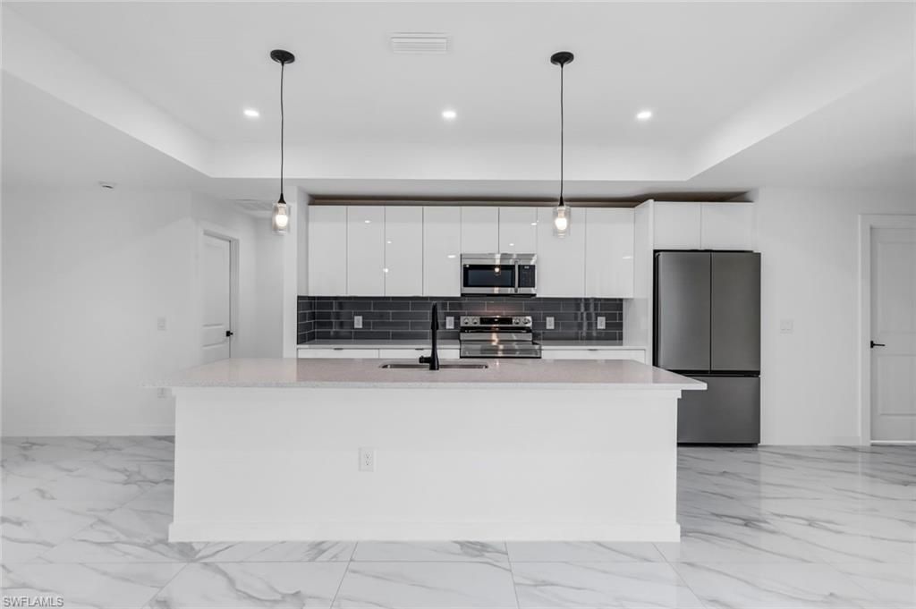 Image 8 of property listing at 523 Wilmington PKWY, Cape Coral, FL 33993