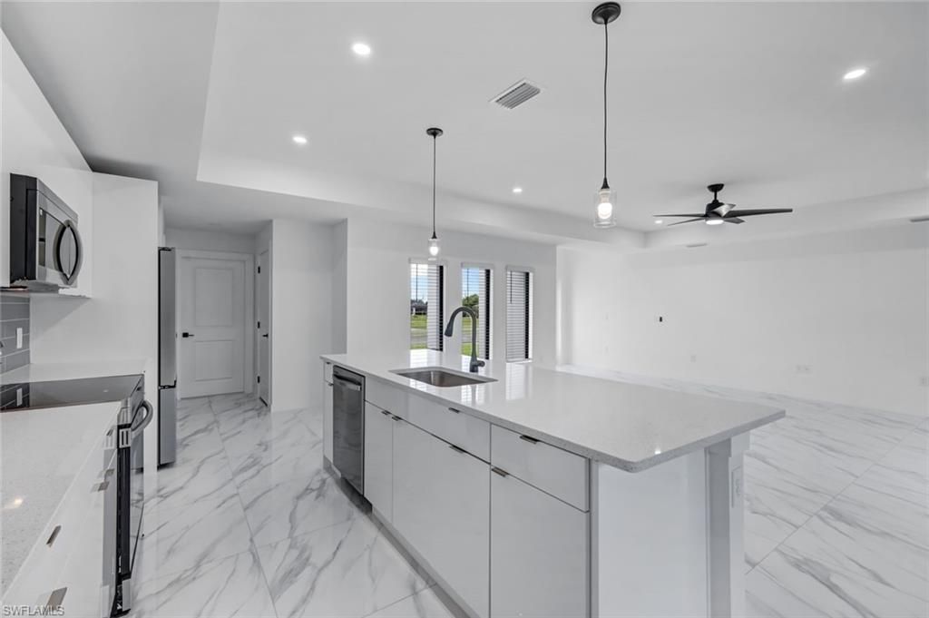 Image 9 of property listing at 523 Wilmington PKWY, Cape Coral, FL 33993