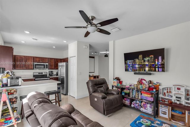 10371 W 32nd Ln, Hialeah, FL 33018