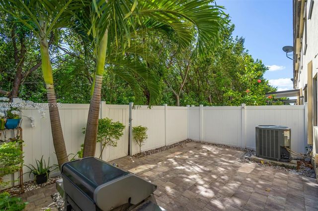 10371 W 32nd Ln, Hialeah, FL 33018