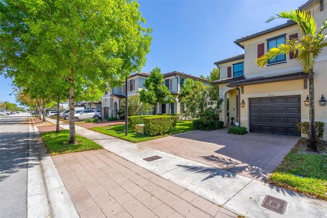10371 W 32nd Ln, Hialeah, FL 33018