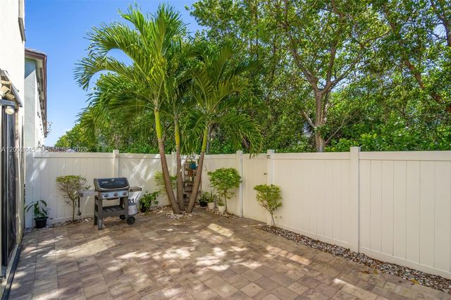 10371 W 32nd Ln, Hialeah, FL 33018