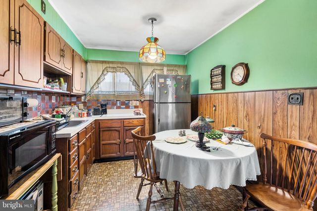 198 NORTHPARK DR, Levittown, PA 19054