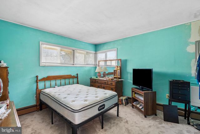 198 NORTHPARK DR, Levittown, PA 19054