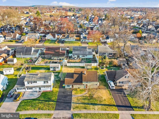 198 NORTHPARK DR, Levittown, PA 19054