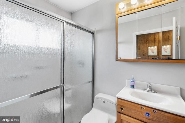 198 NORTHPARK DR, Levittown, PA 19054