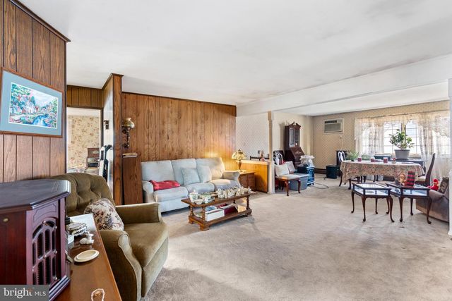 198 NORTHPARK DR, Levittown, PA 19054