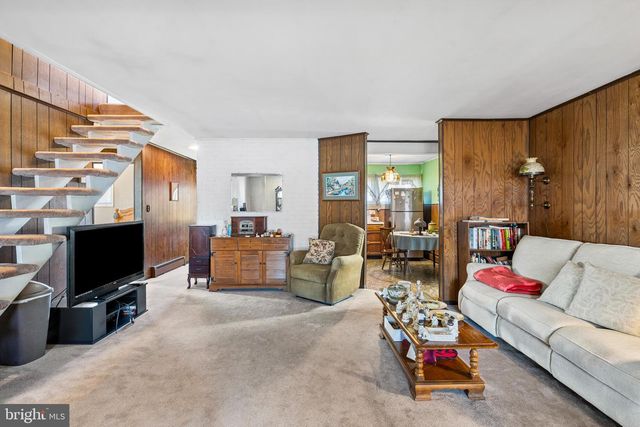 198 NORTHPARK DR, Levittown, PA 19054