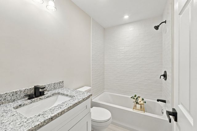 41 Homeward Avenue B, Uxbridge, MA 01569