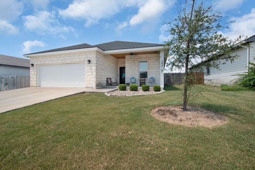 104 N Thomas CV, Burnet, TX 78611