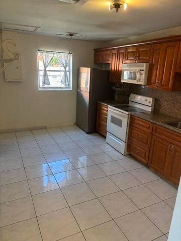 681 SW 14TH Street, Deerfield Beach, FL 33441