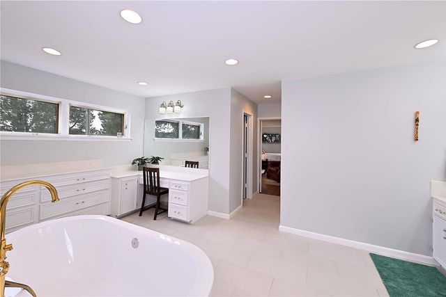 16 Toro, Santa Fe, NM 87508