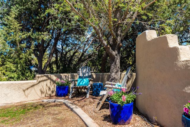 16 Toro, Santa Fe, NM 87508