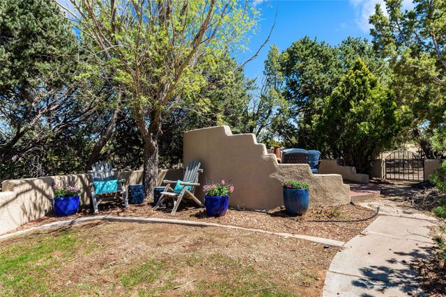 16 Toro, Santa Fe, NM 87508