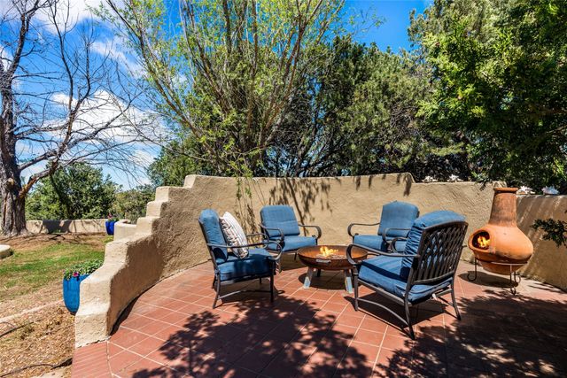 16 Toro, Santa Fe, NM 87508