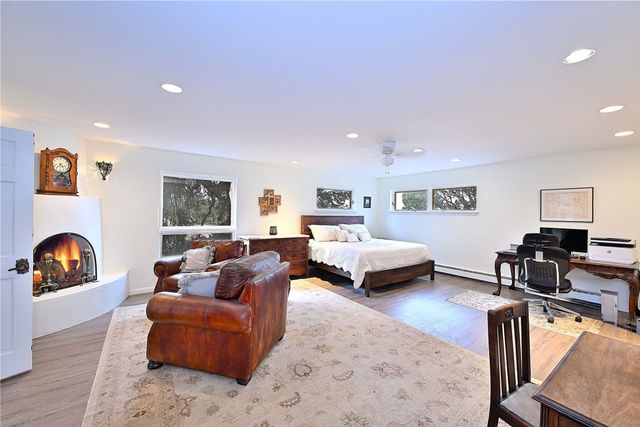 16 Toro, Santa Fe, NM 87508