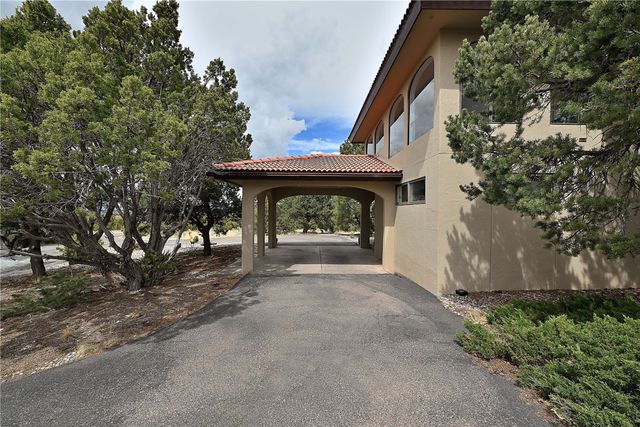 16 Toro, Santa Fe, NM 87508