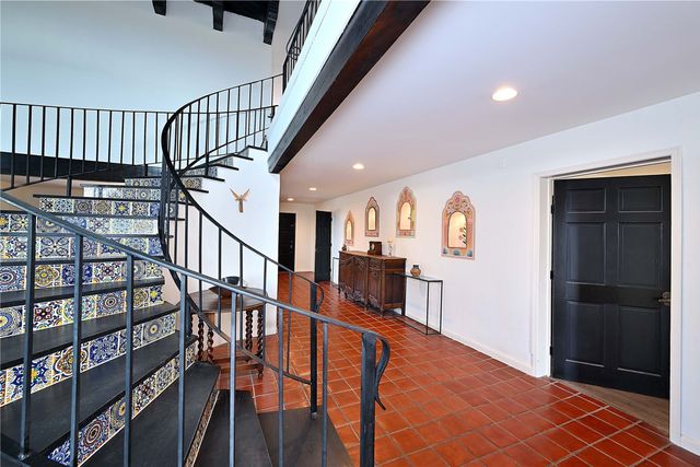 16 Toro, Santa Fe, NM 87508