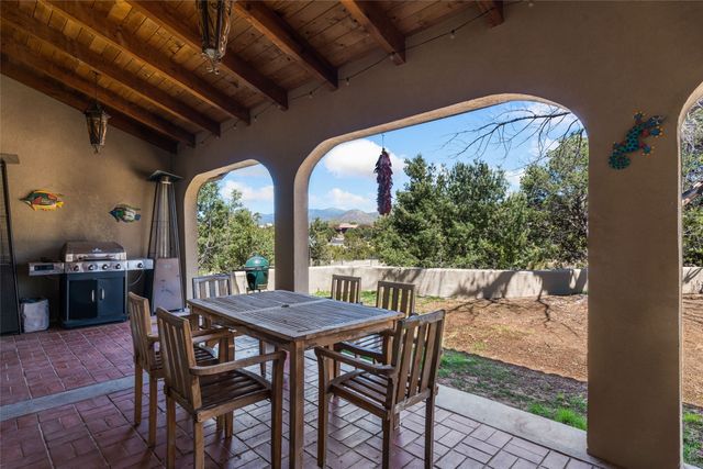 16 Toro, Santa Fe, NM 87508