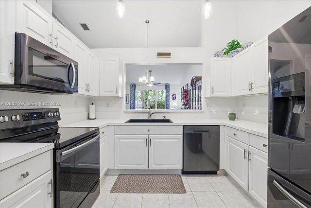 7600 S Aragon Blvd 1, Sunrise, FL 33322