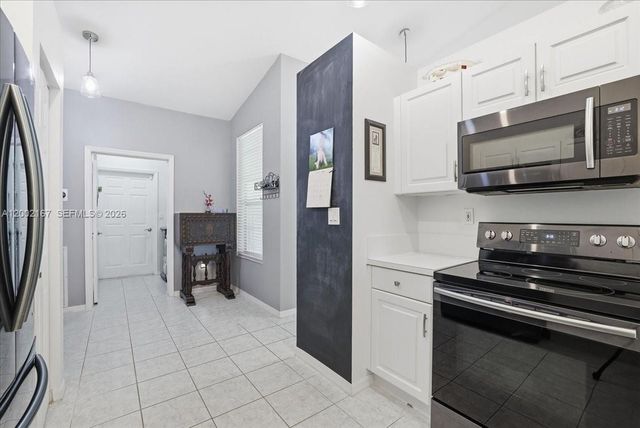 7600 S Aragon Blvd 1, Sunrise, FL 33322