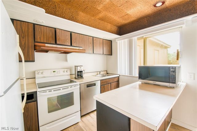 2398 Arlington Drive, Lyndhurst, OH 44124