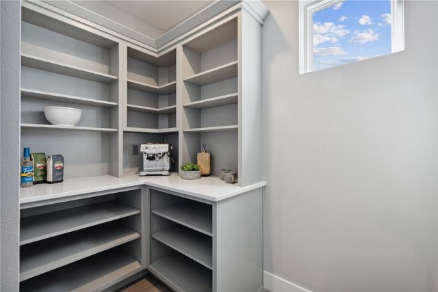 928 Long Dr, Solon, IA 52333