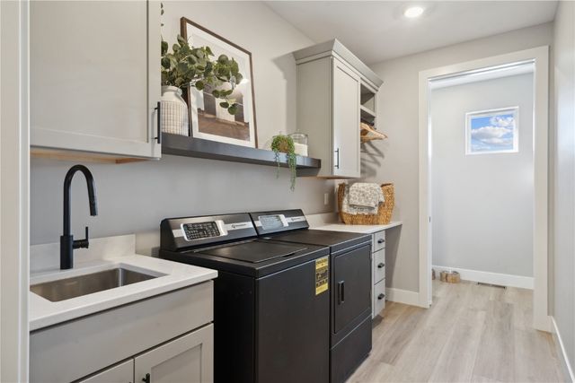 928 Long Dr, Solon, IA 52333