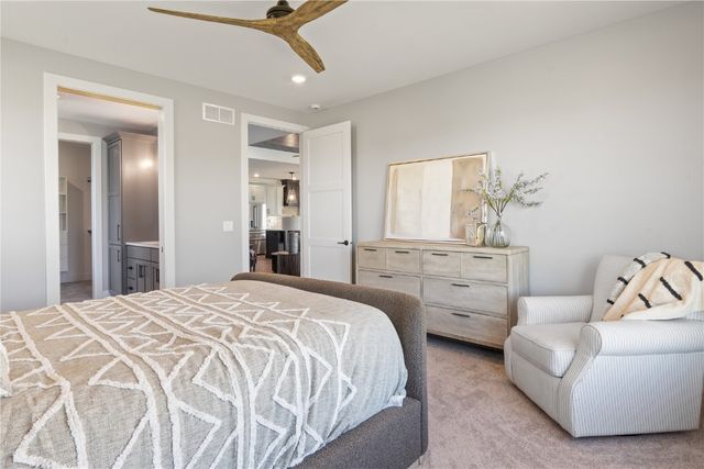 928 Long Dr, Solon, IA 52333