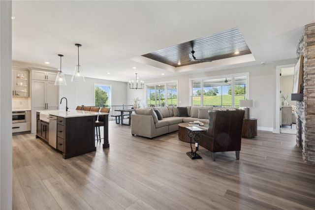 928 Long Dr, Solon, IA 52333