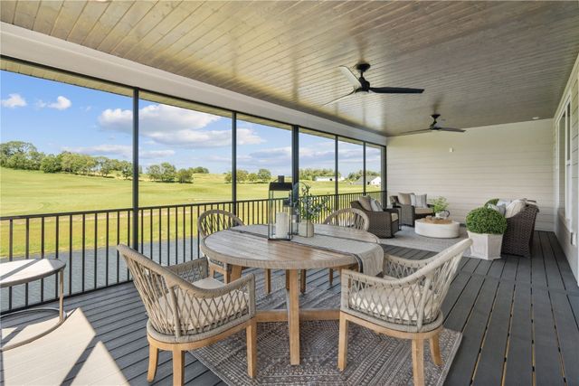 928 Long Dr, Solon, IA 52333